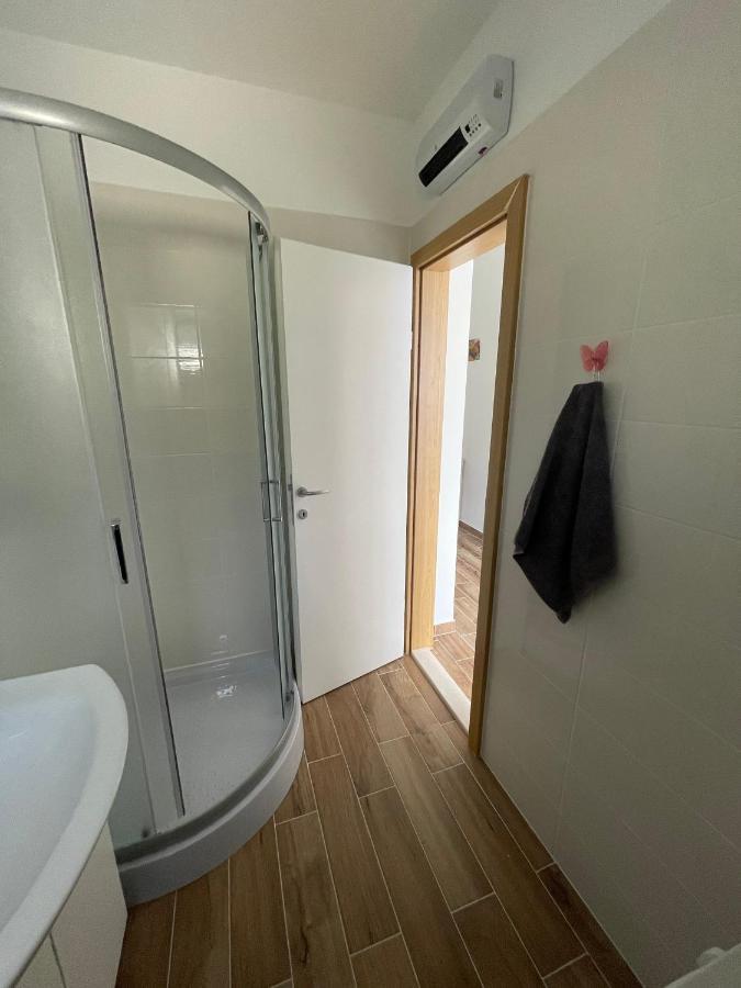 Апартаменти Apartman Solin 2, Parking Екстер'єр фото