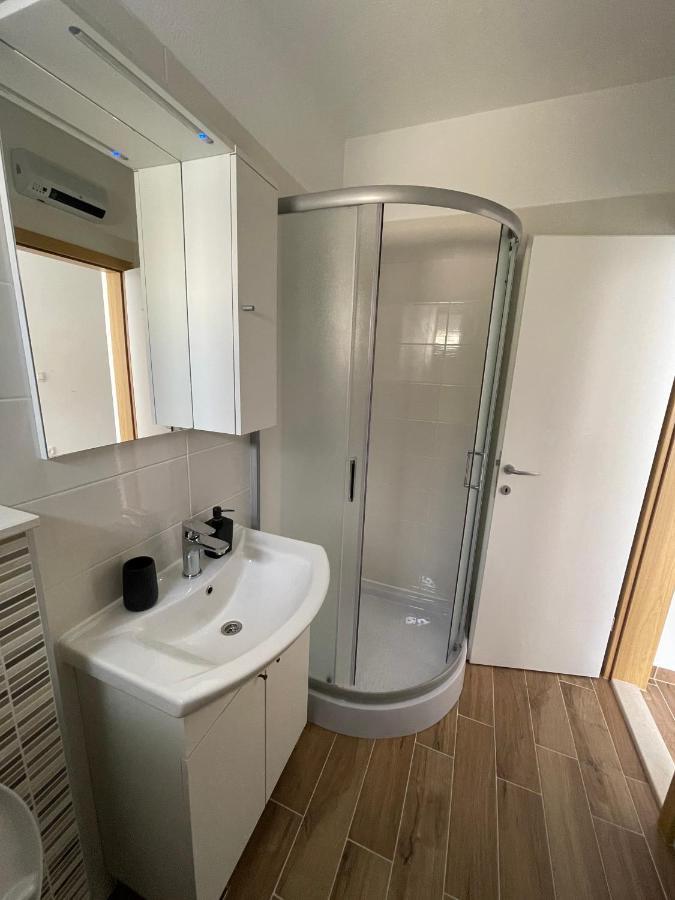 Апартаменти Apartman Solin 2, Parking Екстер'єр фото